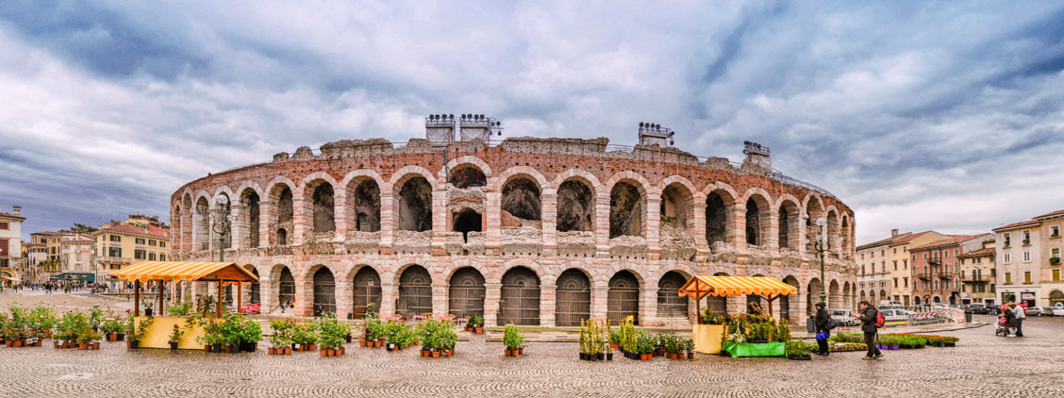 B c italy. Верона город Колизей. Италия Виченца амфитеатр. Арена ди Верона-Понте-Пьетра. Колизей в Вероне фото.